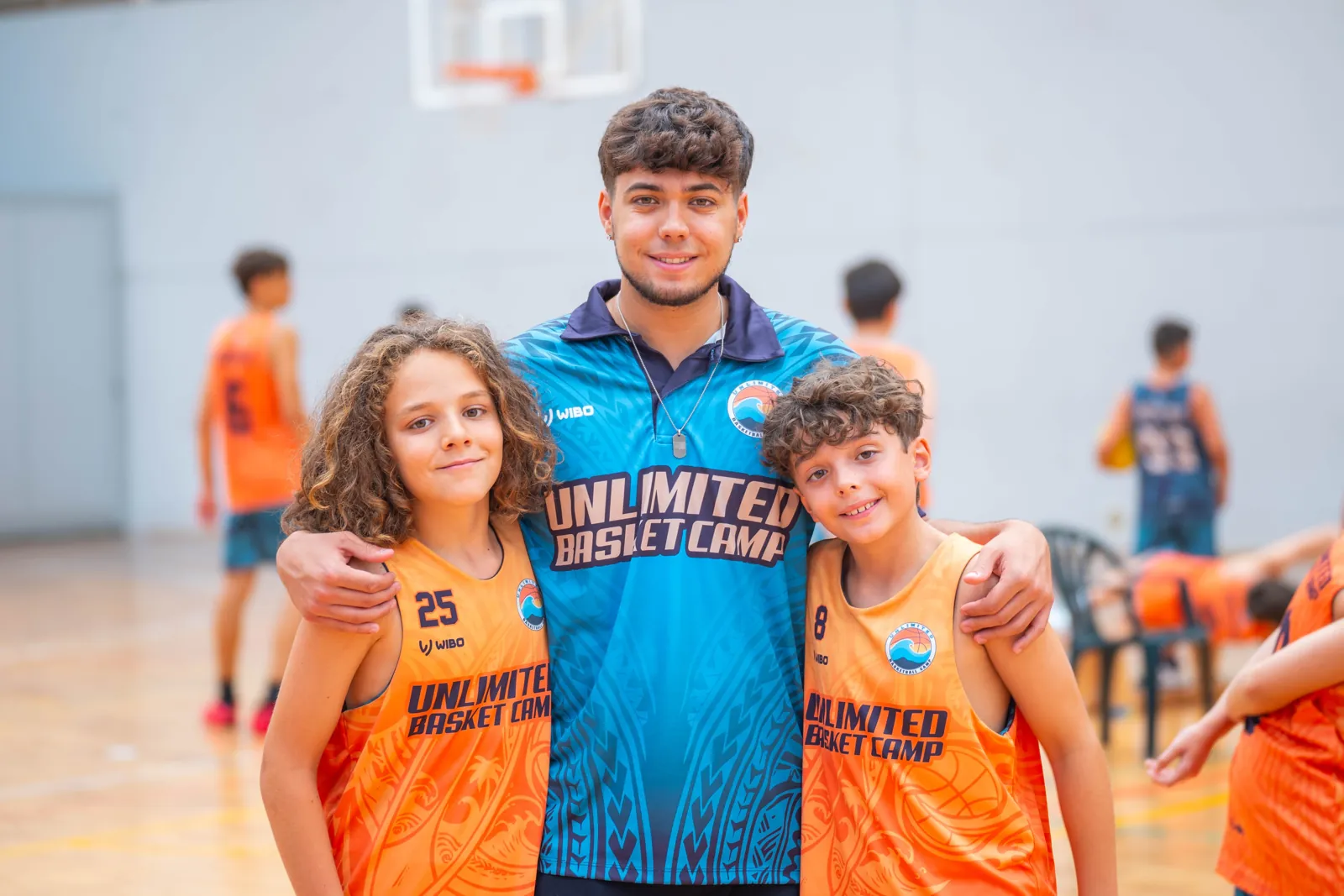 Entrenador con dos jugadores en la pista