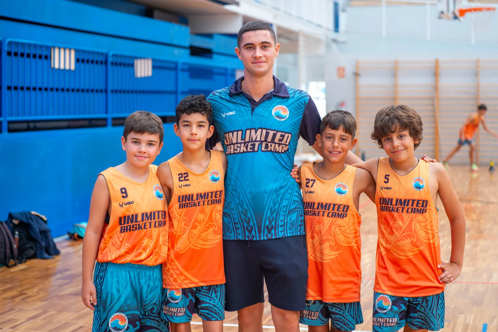 Entrenador con un grupo de jugadores delante del photocall