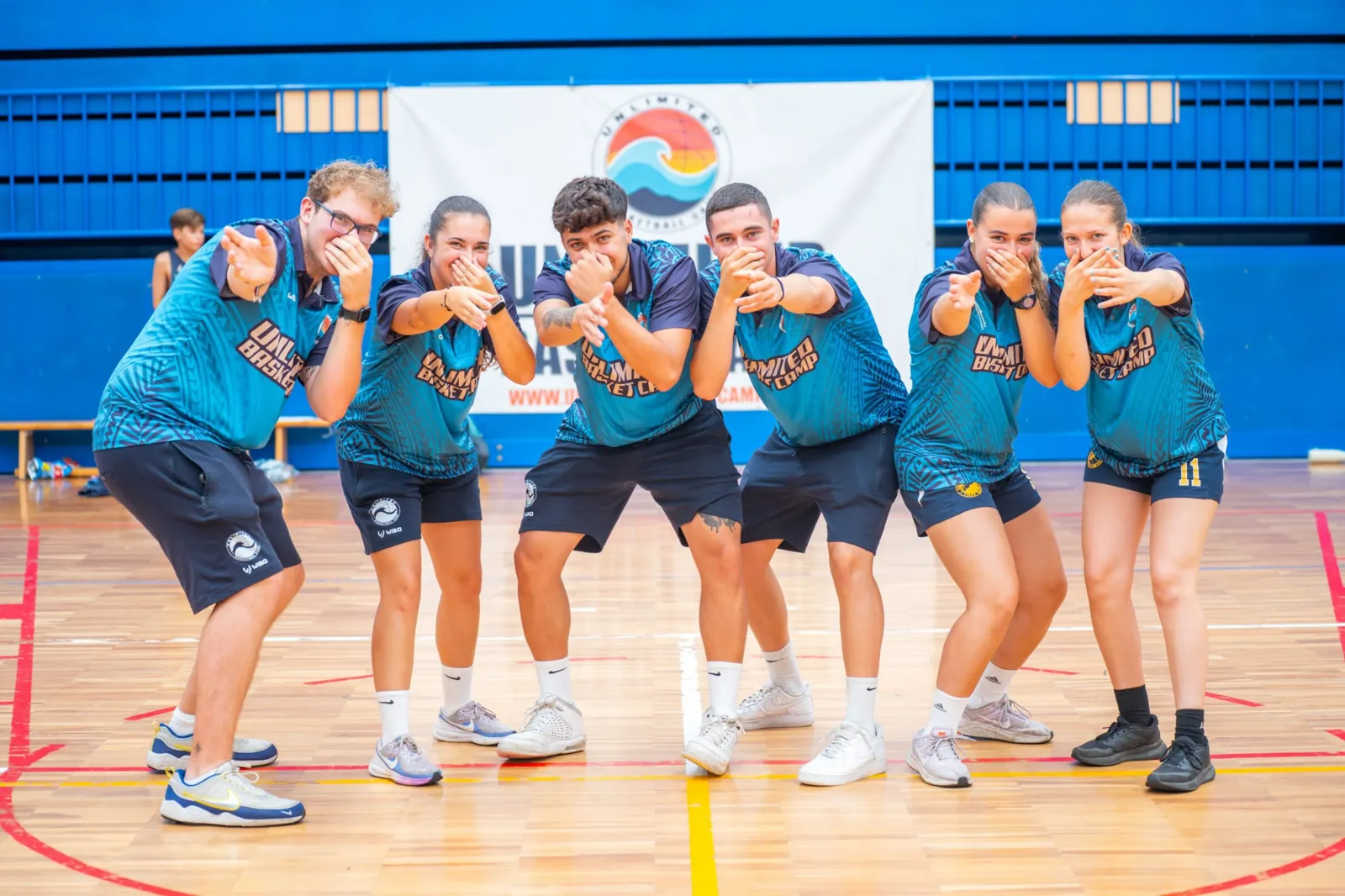 El equipo de entrenadores posando en la pista