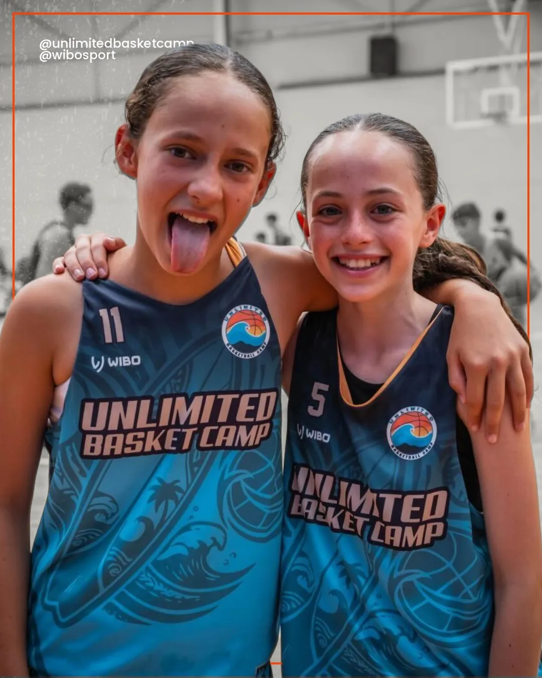 Dos jugadoras con la equipación del campus