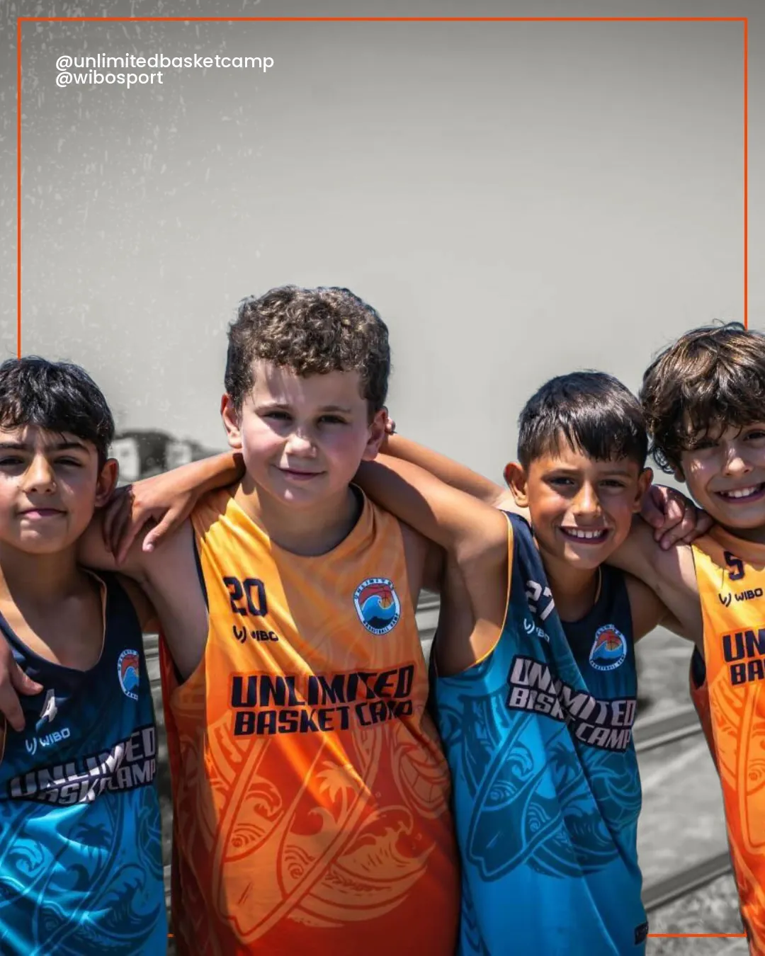 Grupo de jugadores con la equipación del campus