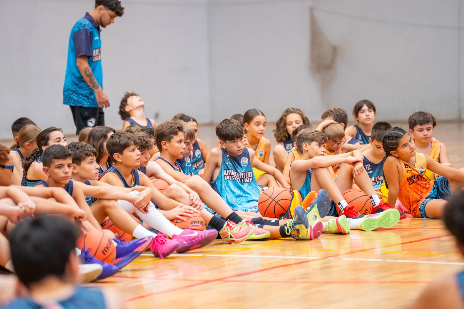 Jugadores sentados en la pista durante la foto oficial