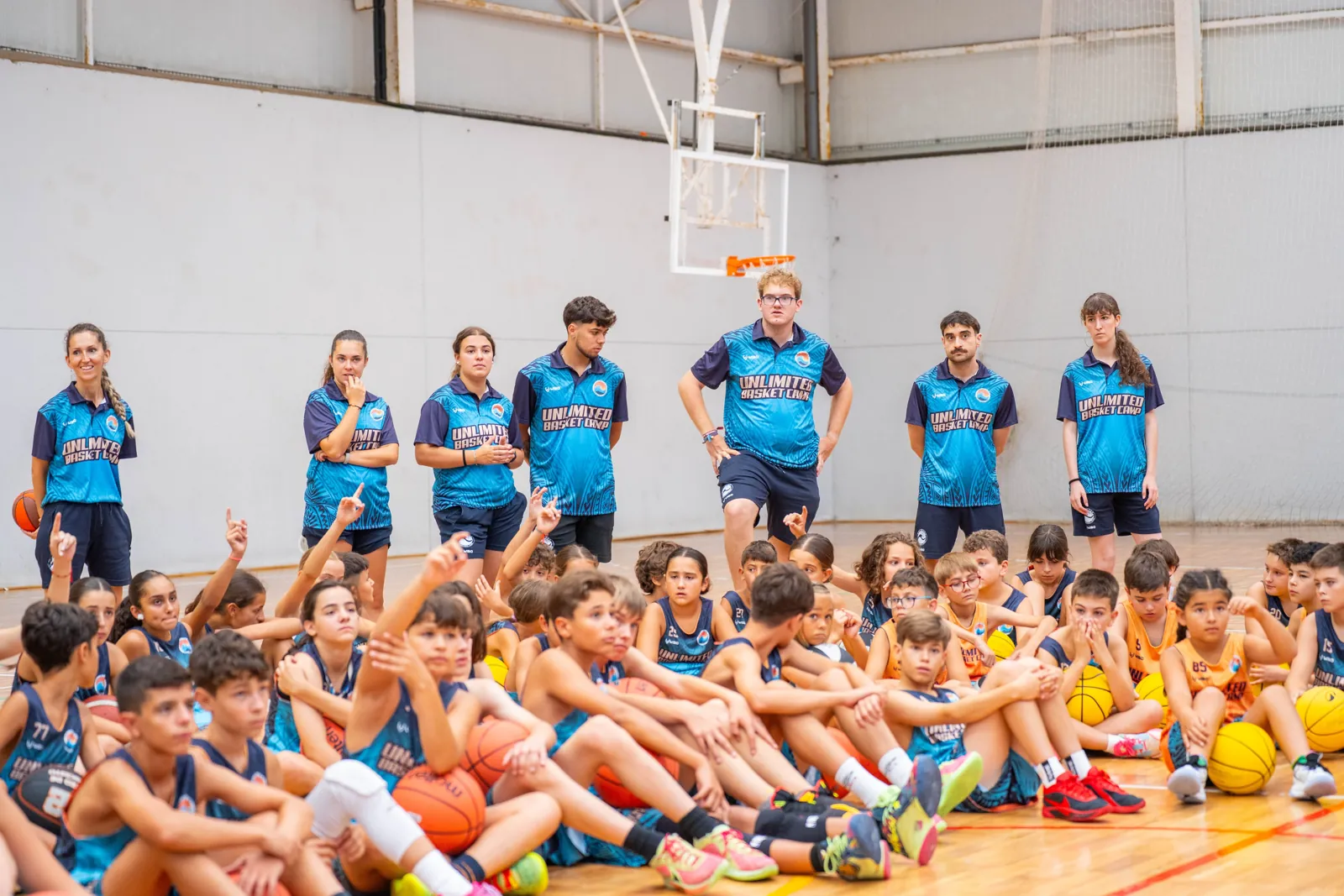 Jugadores y entrenadores en la pista el día de la foto oficial