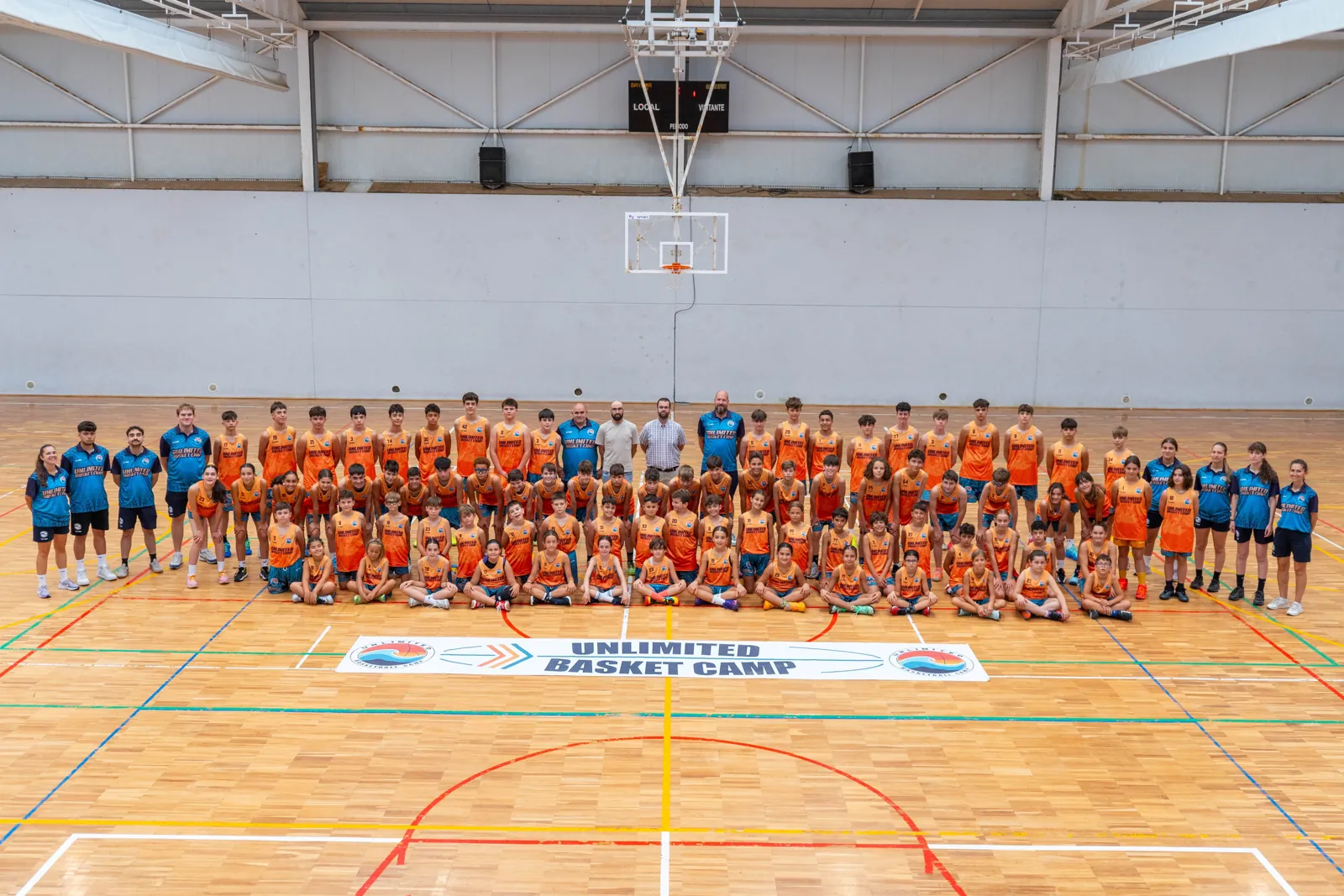 Foto oficial de la edición 2026, con todos los jugadores y entrenadores en el pabellón