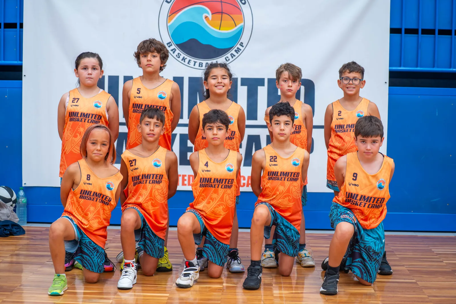 Foto de grupo con su entrenador delante del photocall