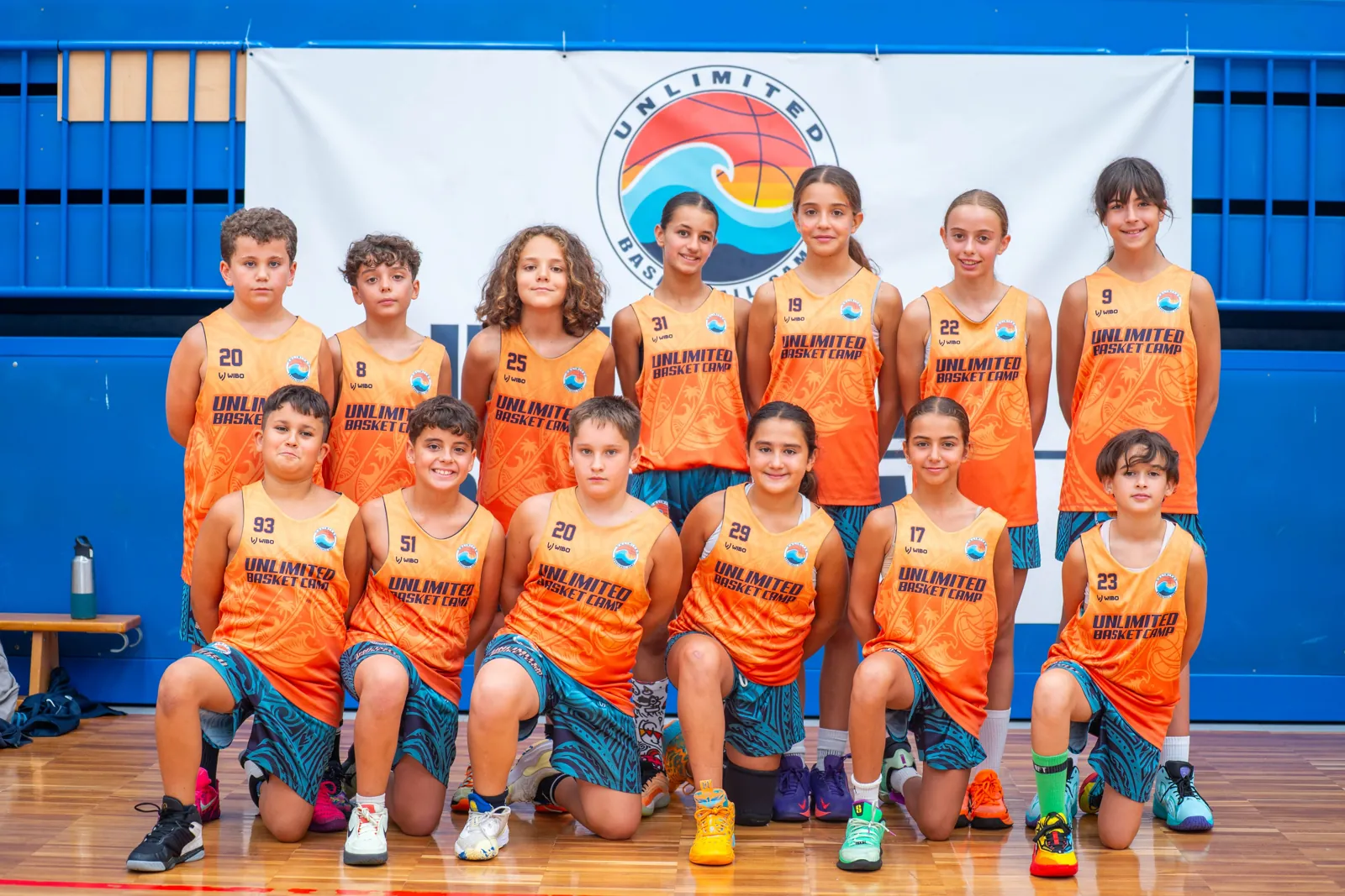 Grupo de jugadoras y jugadores con su entrenador