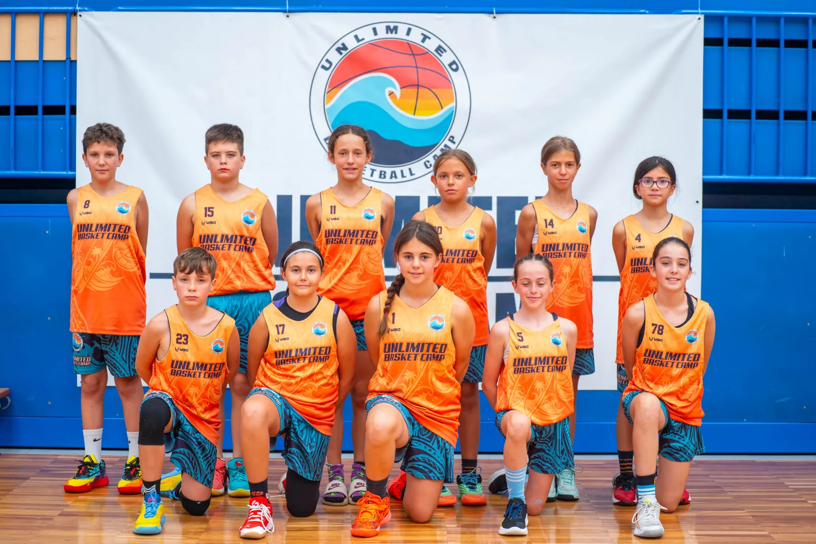 Foto de grupo en el pabellón con la pancarta de Unlimited