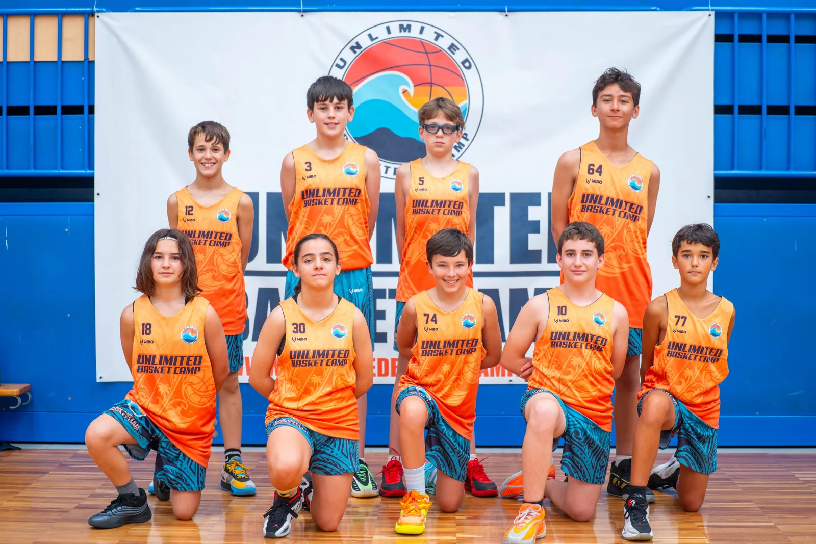 Grupo de jugadores posando con su entrenador