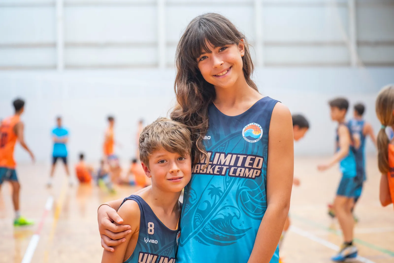 Dos hermanos con la equipación del campus