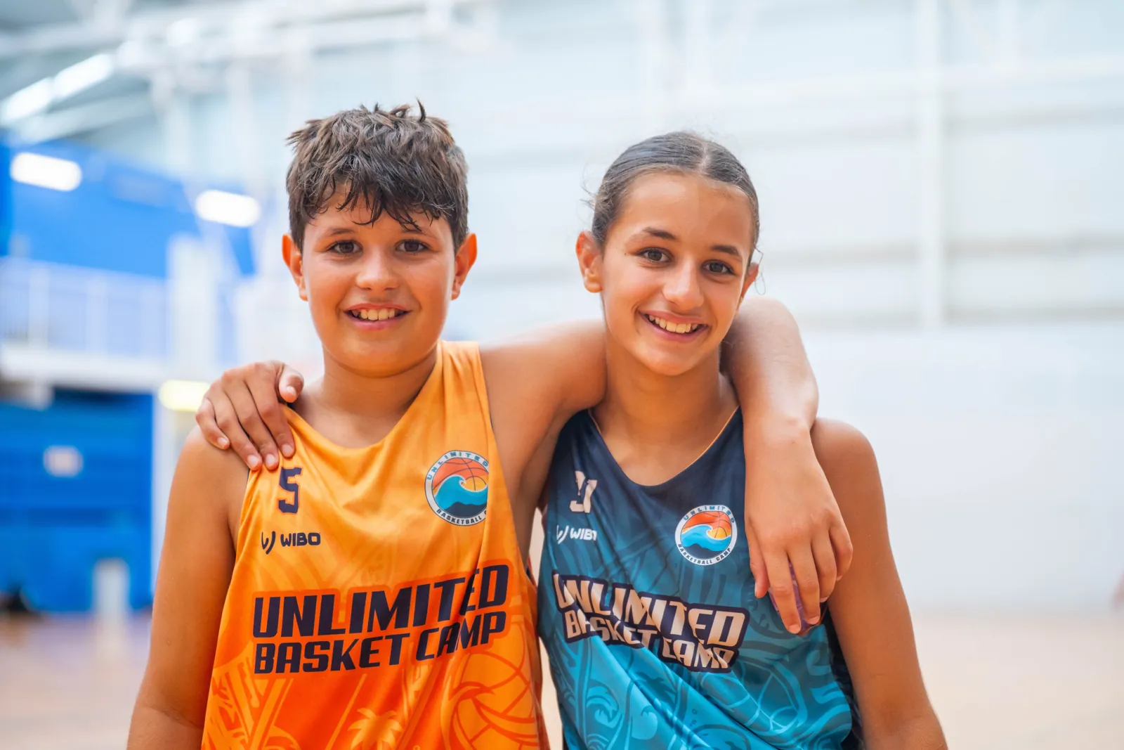 Hermanos abrazados en la pista del pabellón