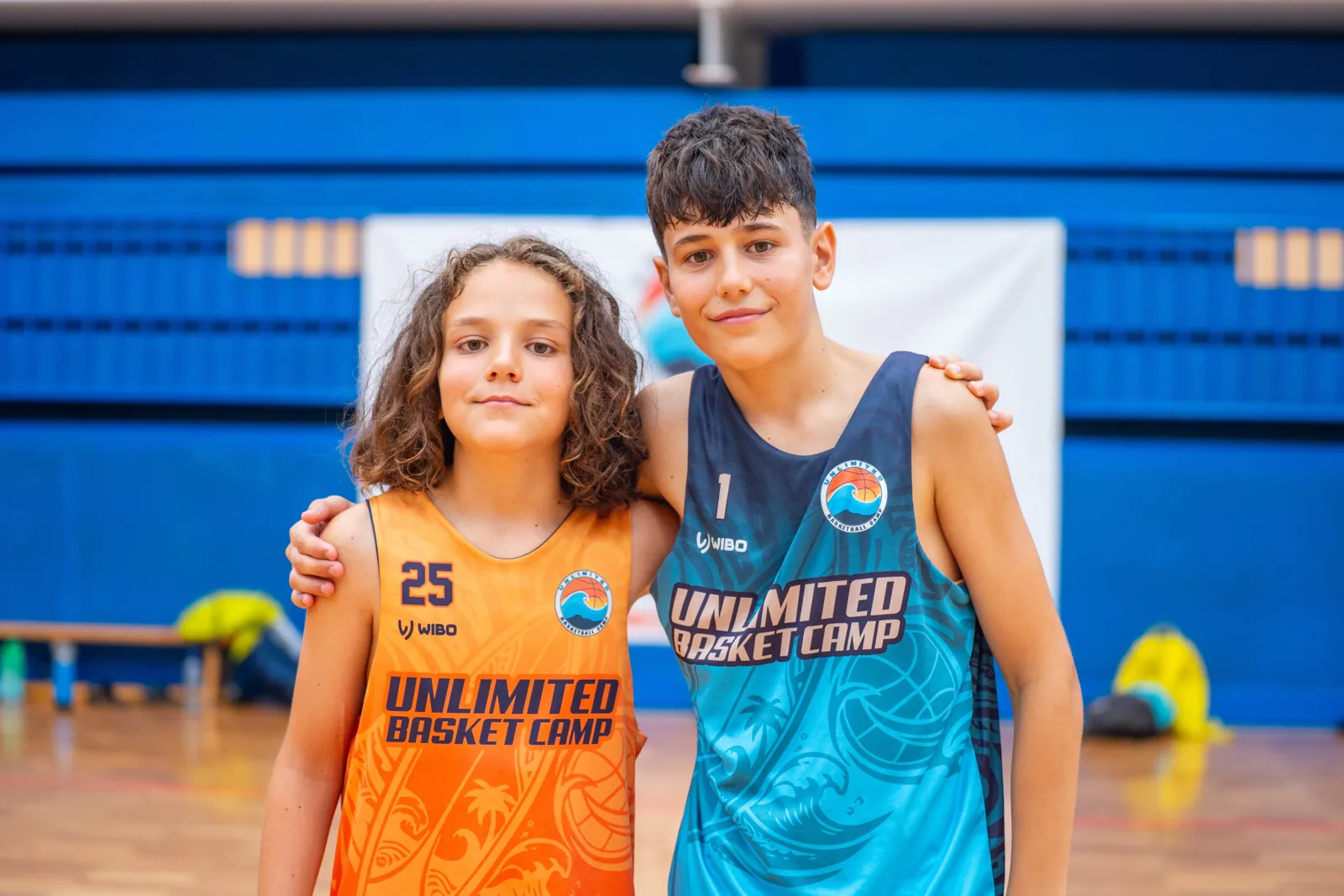 Hermanos sonrientes con las camisetas del campus