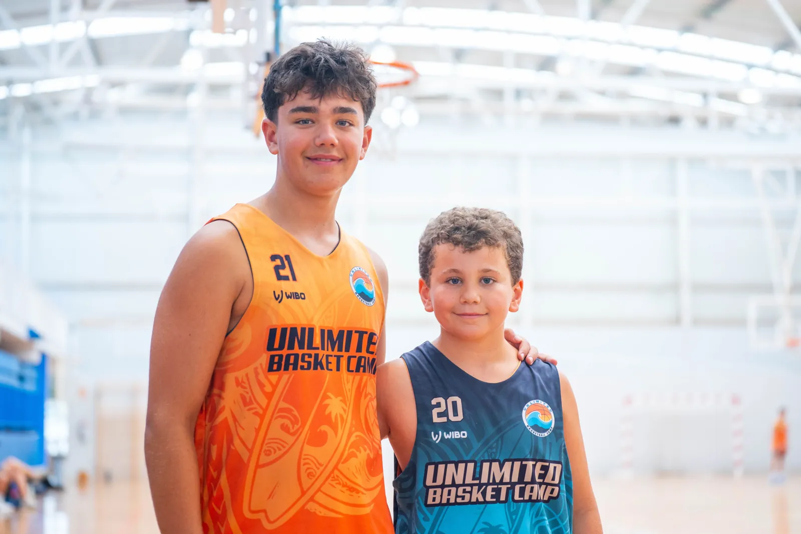 Dos hermanos con las camisetas naranja y azul del campus