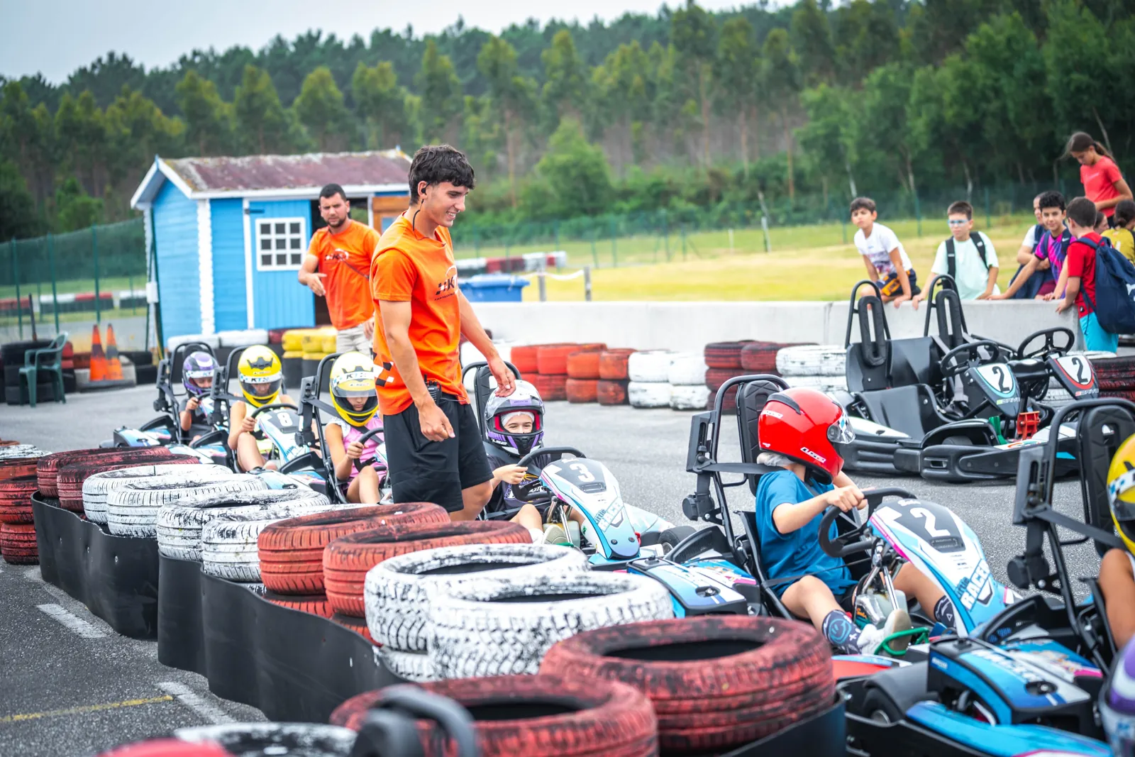 Jugadores preparados en los karts antes de salir a pista