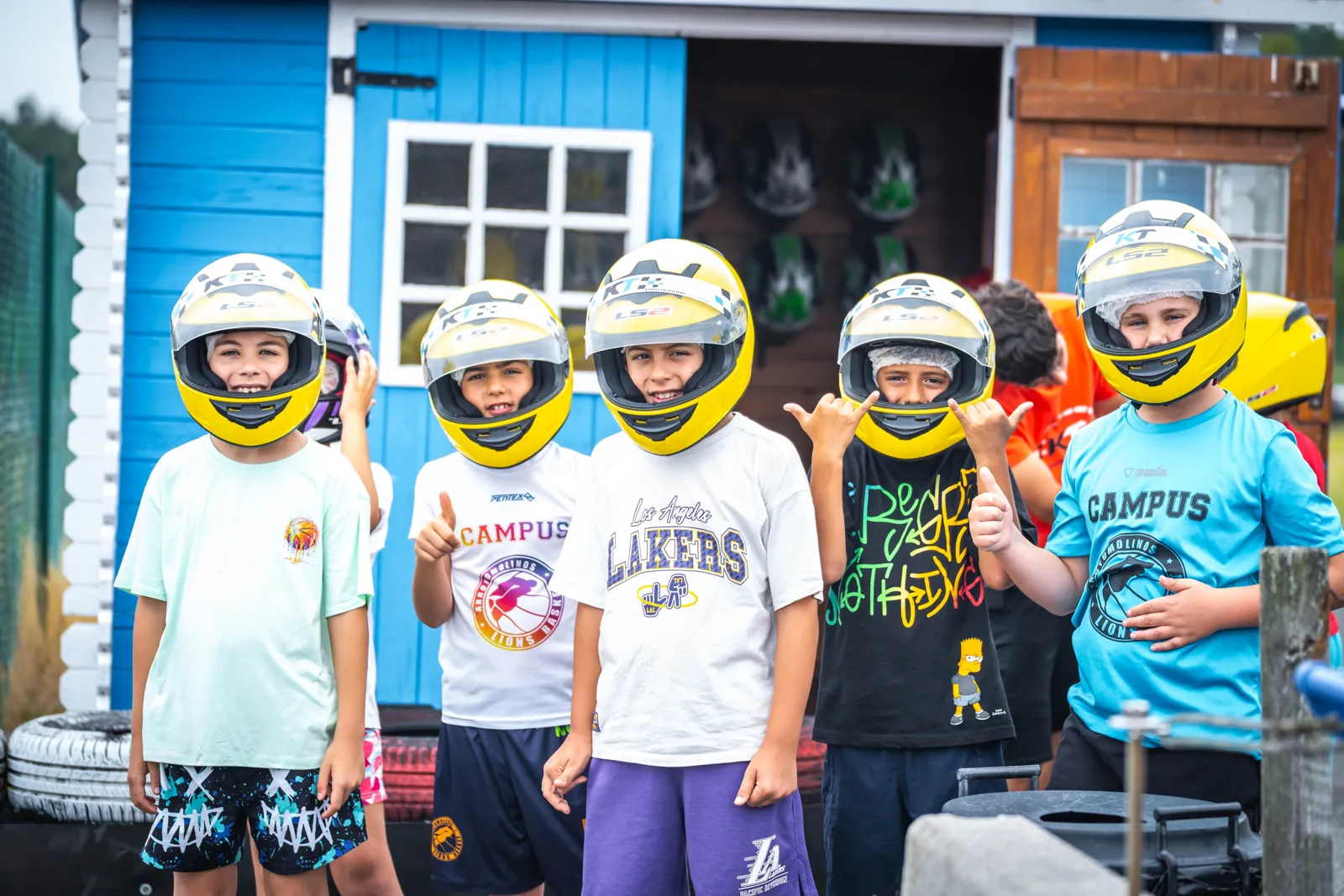 Grupo de participantes con casco en la actividad de karts