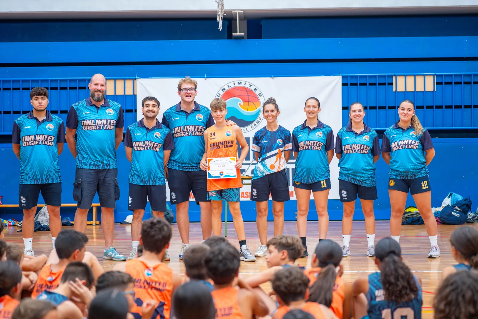Jugadores premiados con sus diplomas junto a los entrenadores