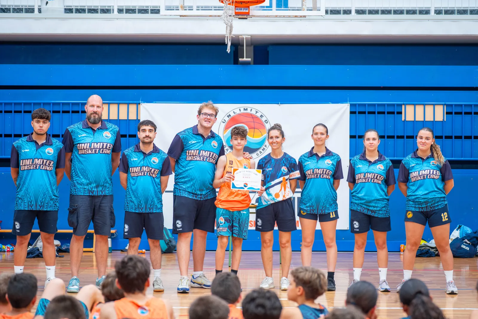 Entrenadores y jugadores durante la entrega de premios