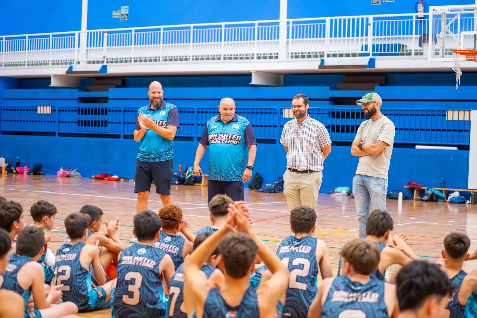 Entrenadores del campus con el alcalde y el concejal de Deportes en la pista