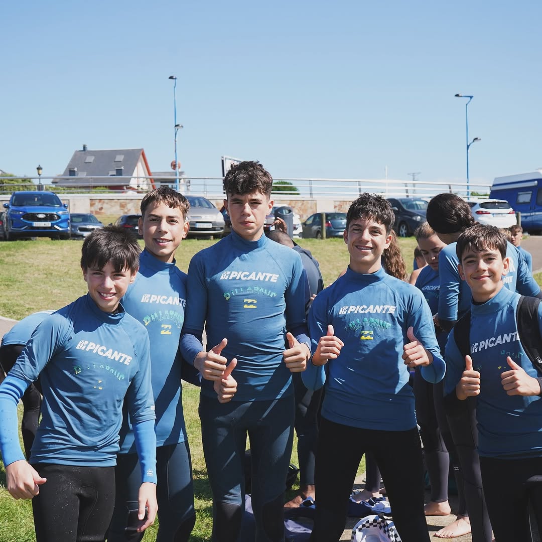 Grupo con neoprenos antes de la clase de surf