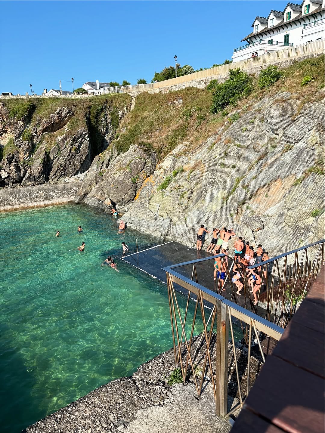 Piscina natural entre acantilados en Tapia de Casariego