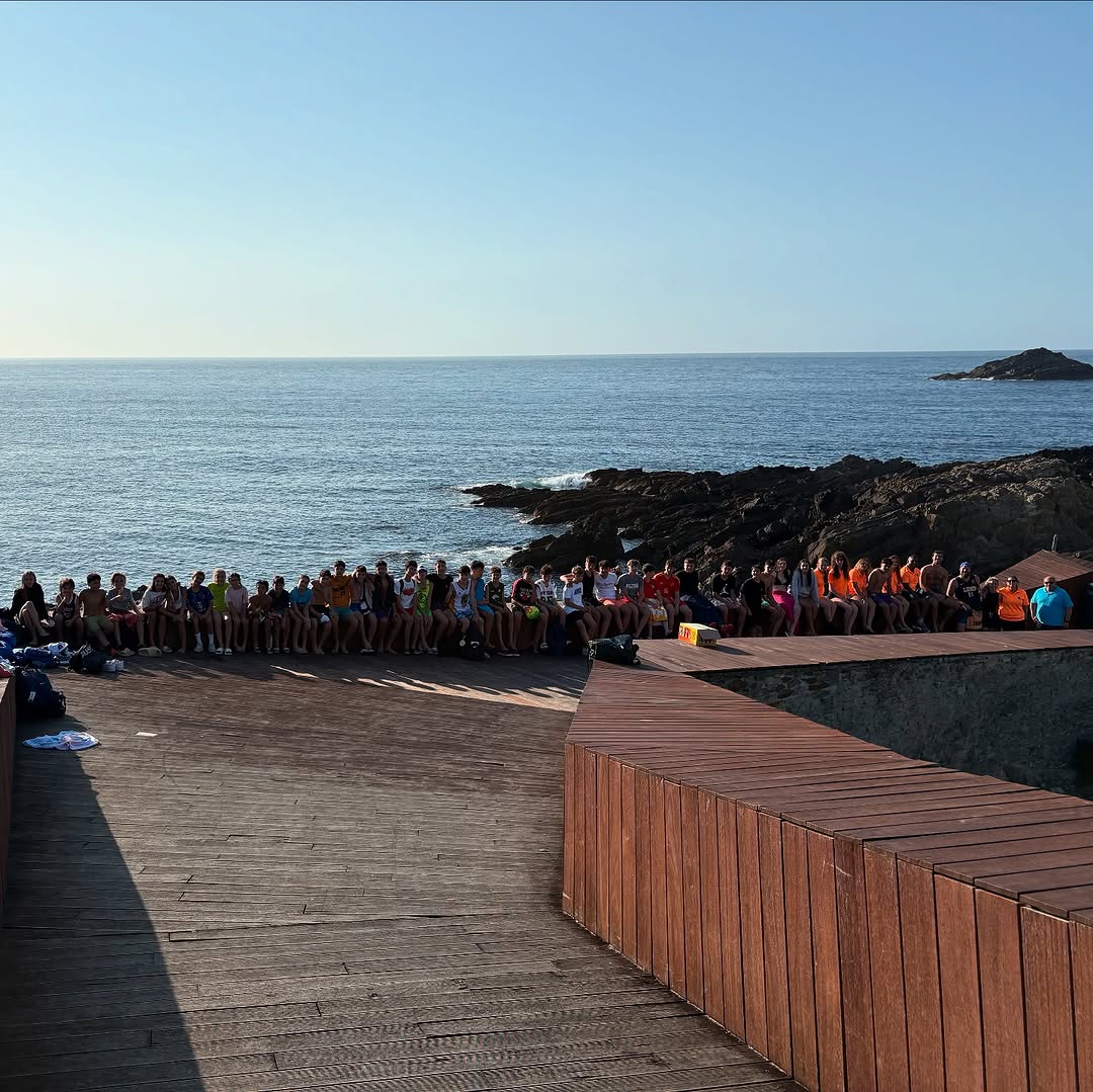 Grupo del campus frente al mar en Tapia de Casariego