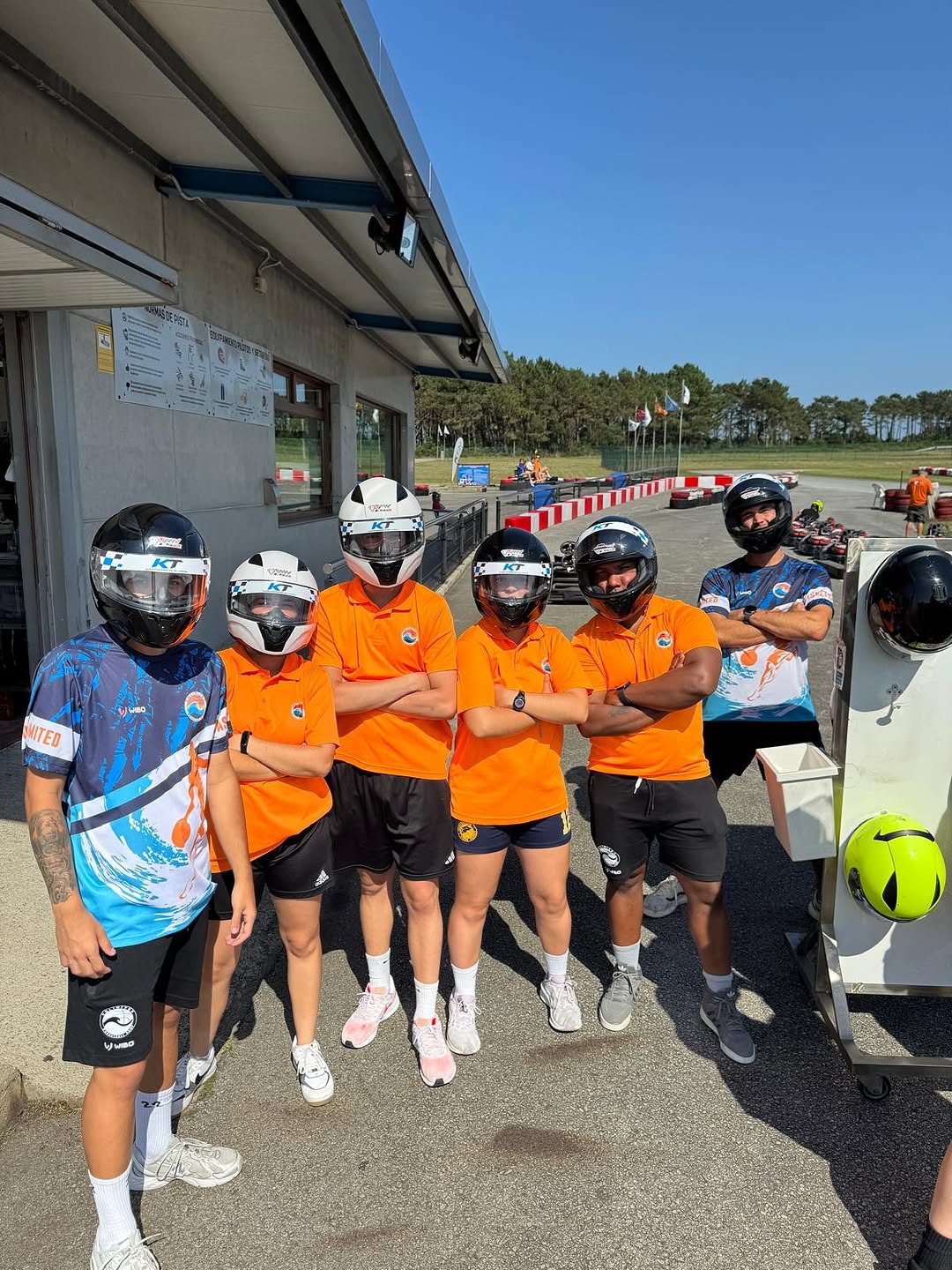 Participantes con casco en la actividad de karts