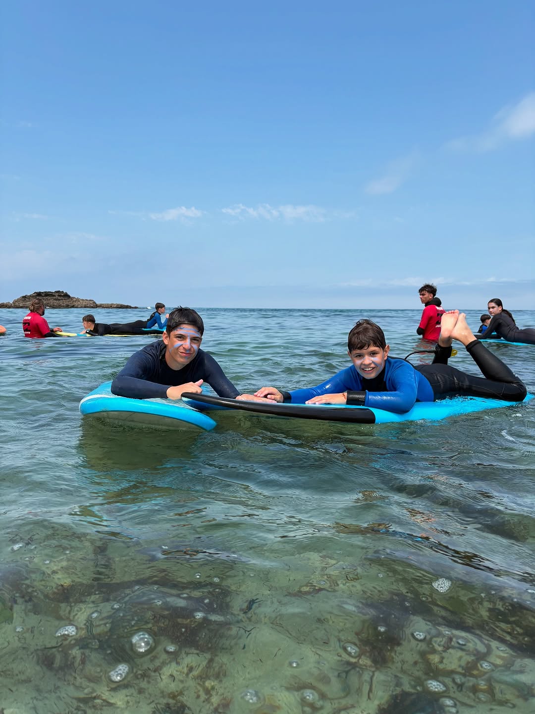 Participantes en tablas de paddle surf en el mar