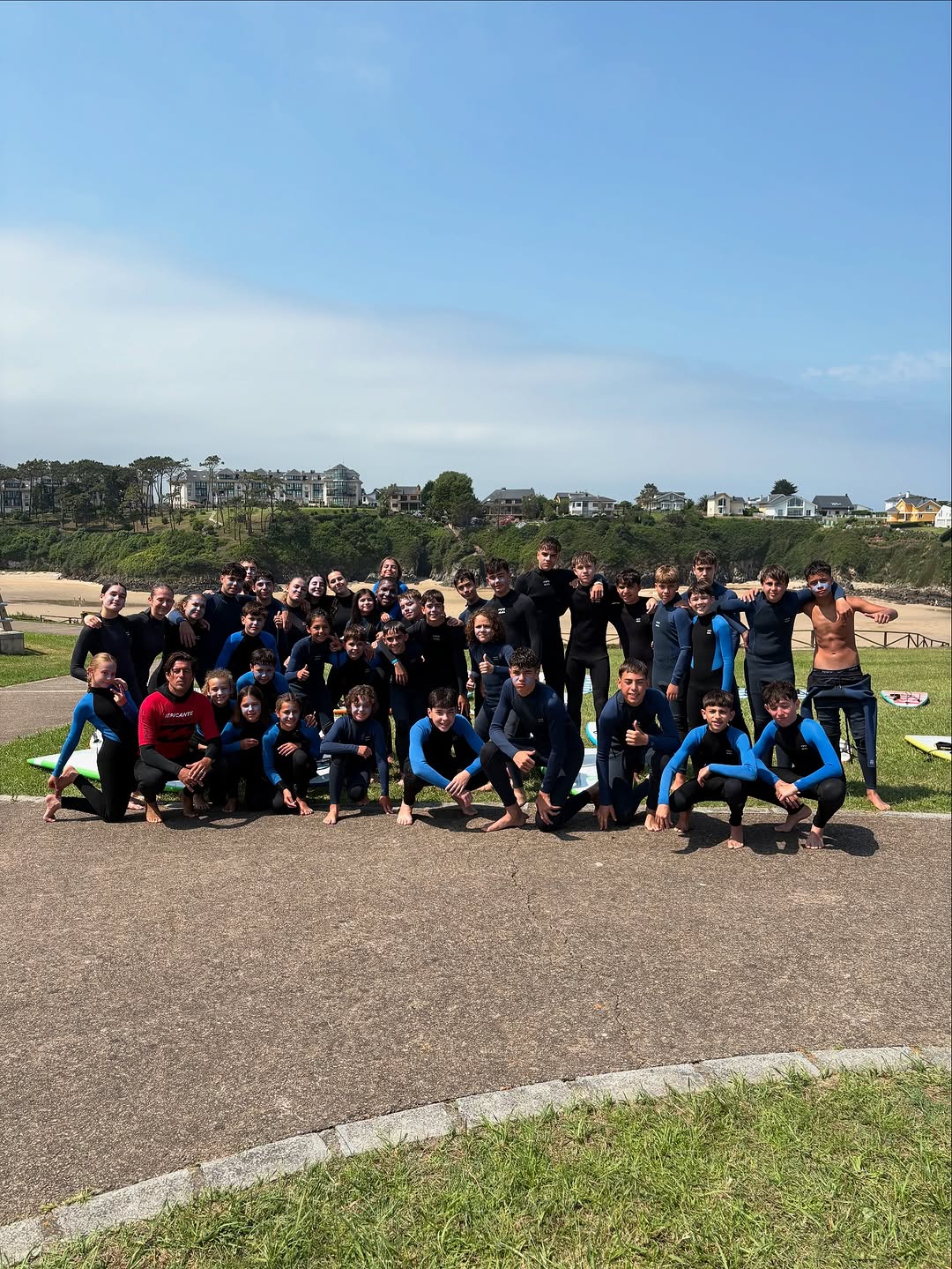 Grupo con neoprenos después del surf