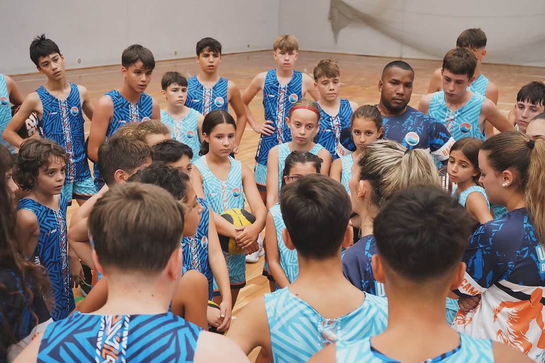 Entrenador explicando un ejercicio a un grupo de jugadores