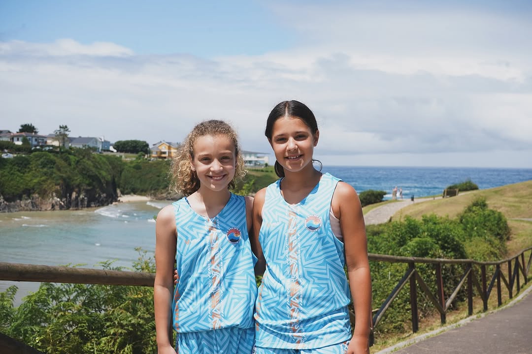Dos jugadoras con la costa de Tapia de Casariego de fondo