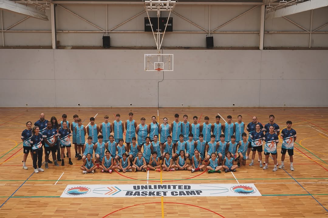 Foto de todo el campus 2025 en la pista, con la pancarta de Unlimited