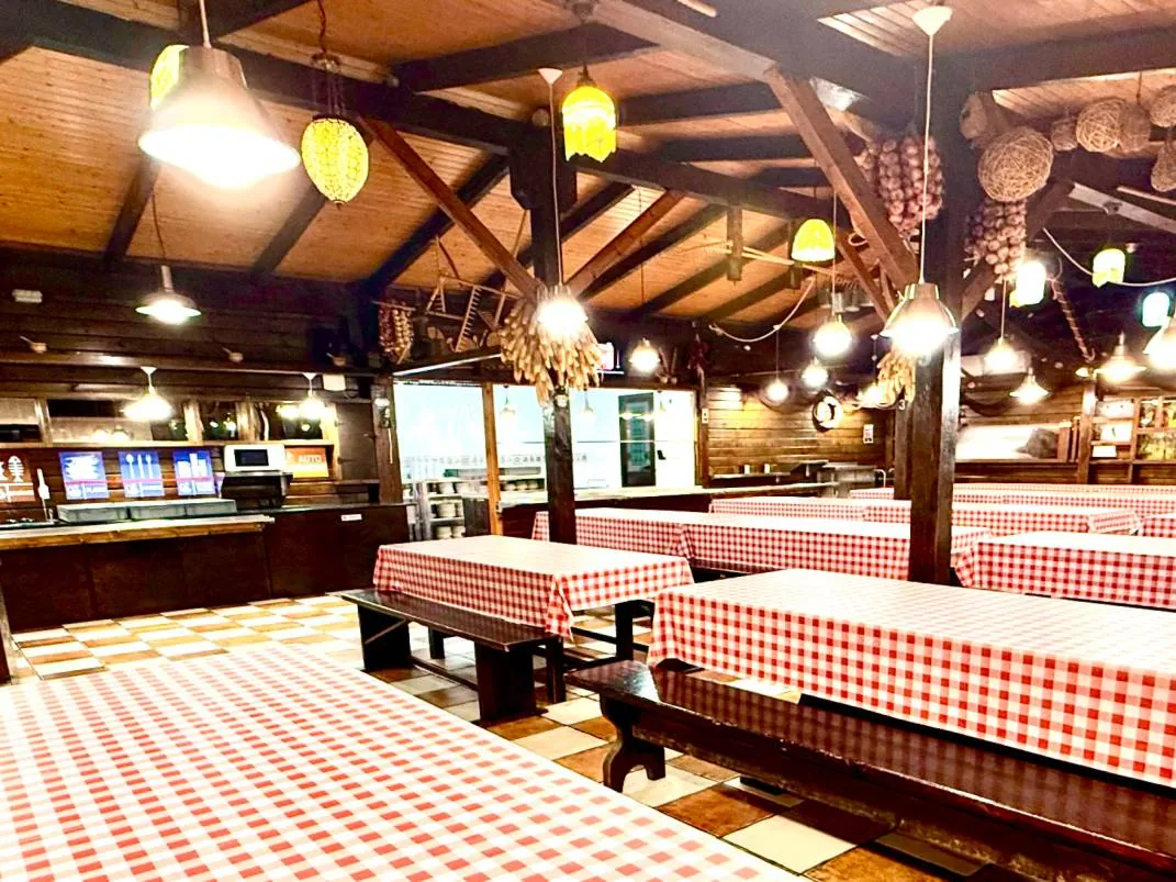 Comedor rústico del Albergue Paradiso