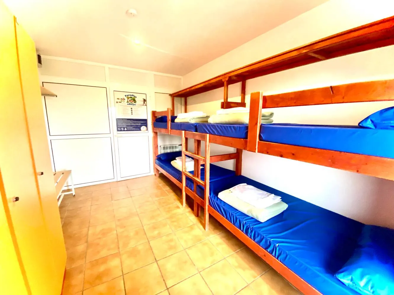 Habitación con literas y baño