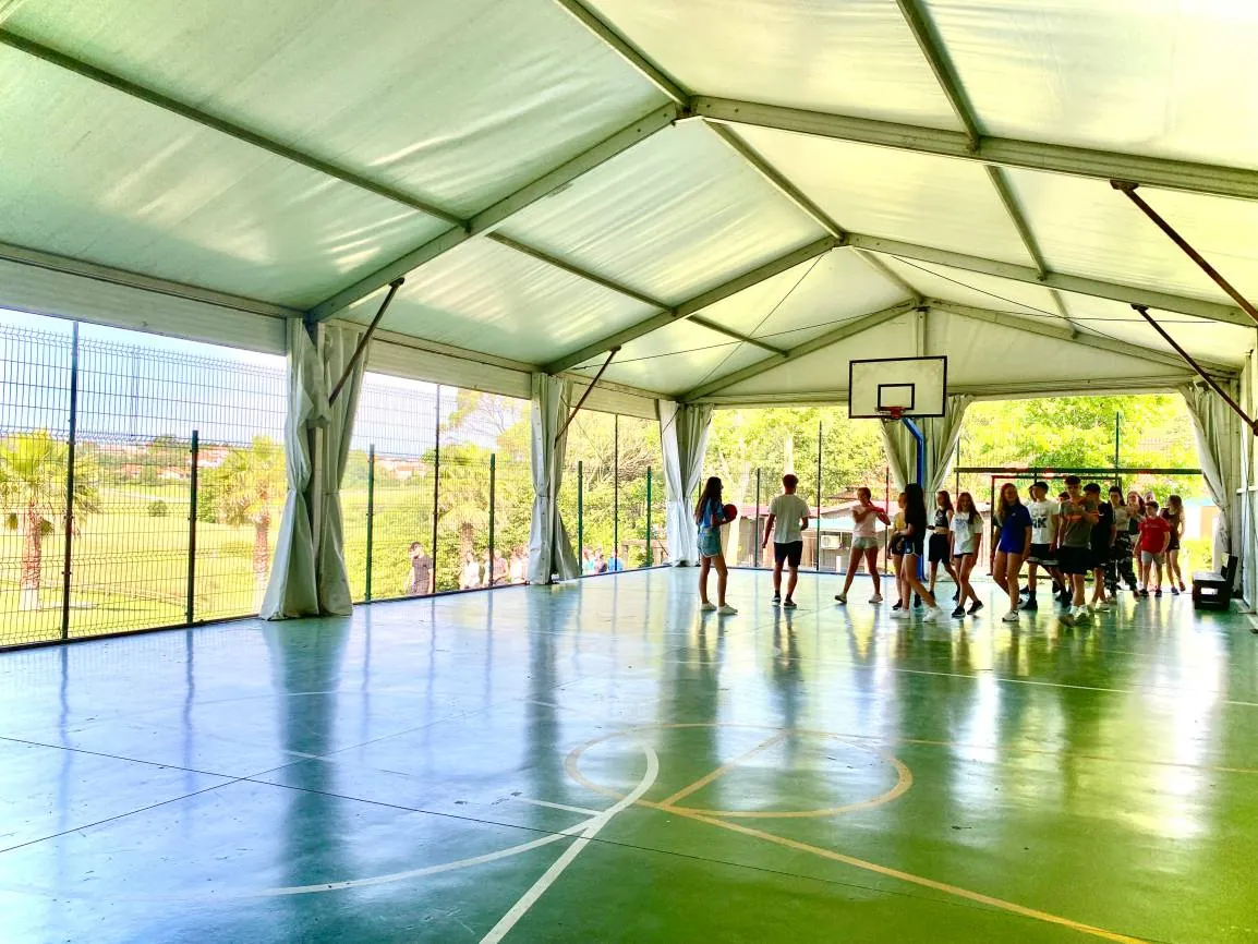 Pista polideportiva bajo carpa del Albergue Paradiso