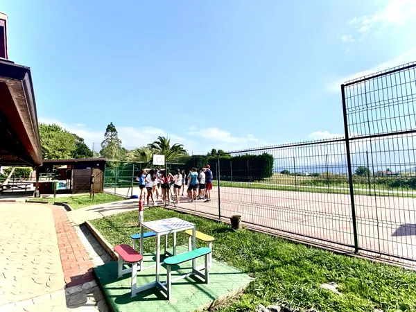 Pista exterior y zona verde del albergue